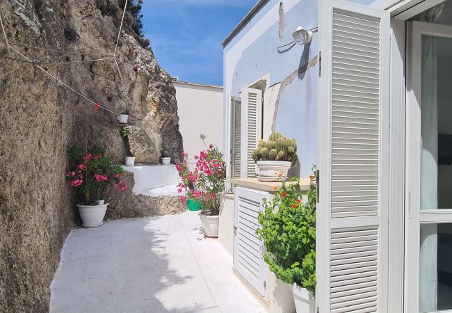 Rent by room in Ponza - b&b Casa d'aMare  - matrimoniale con terrazzo vist