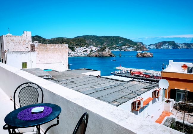 Rent by room in Ponza - La Maison Fiorita camere