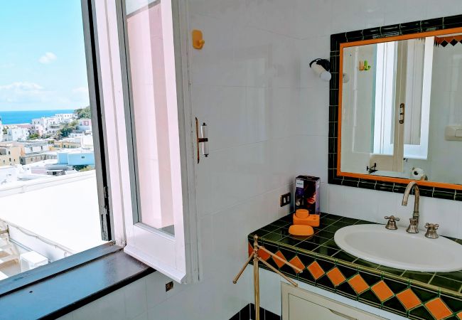 Rent by room in Ponza - La Maison Fiorita - camera Le Coppe -