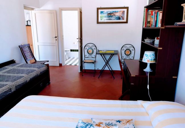 Rent by room in Ponza - La Maison Fiorita - camera Le Coppe -